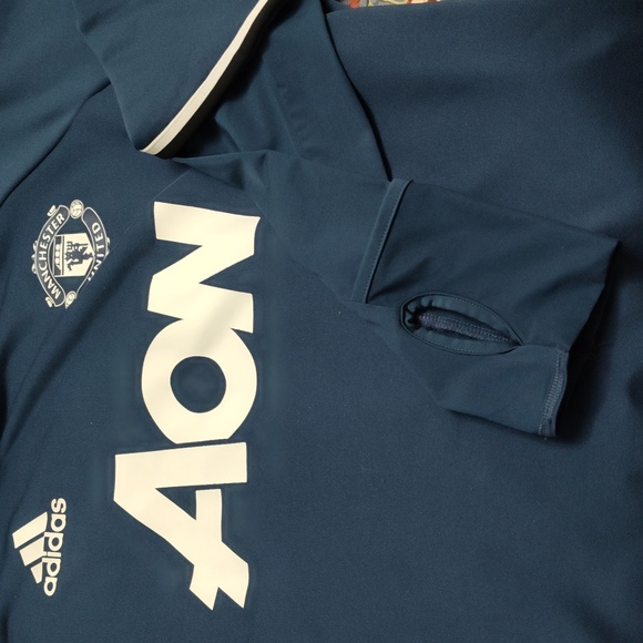 Manchester United Jersey.  Hardly Worn. Long Sleeve, Mock Neck. Large. - Picture 4 of 8